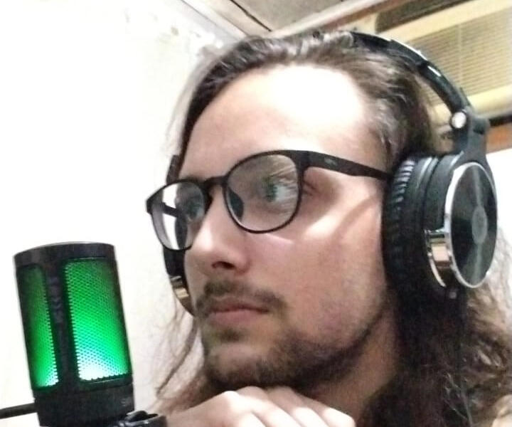 Mertens no estúdio com fones e microfone