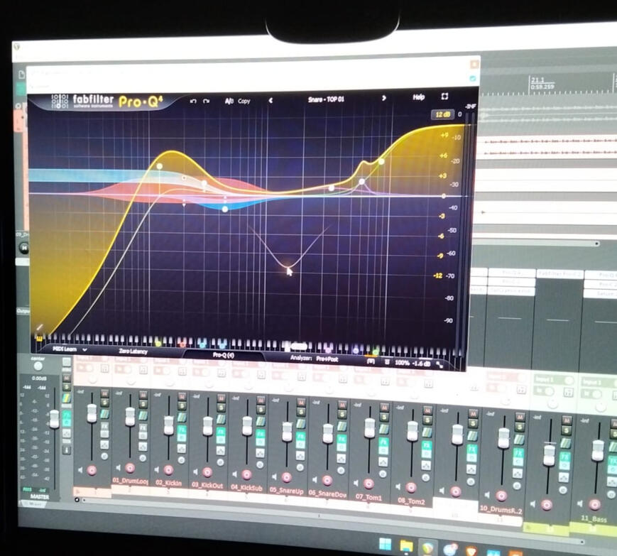 Sessão de mixagem com FabFilter Pro-Q no mixer