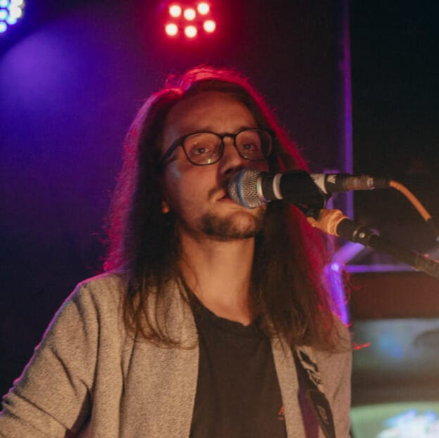 Mertens cantando ao vivo no palco